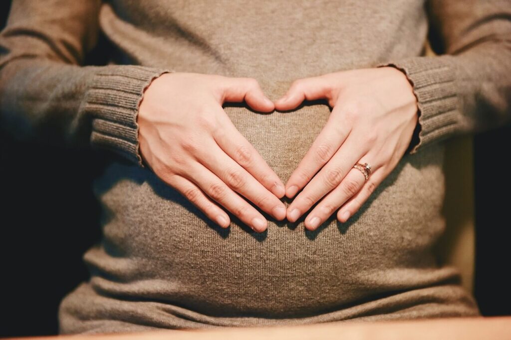 Dor na Barriga na Gravidez Lado Direito: Causas e Tratamentos Seguros