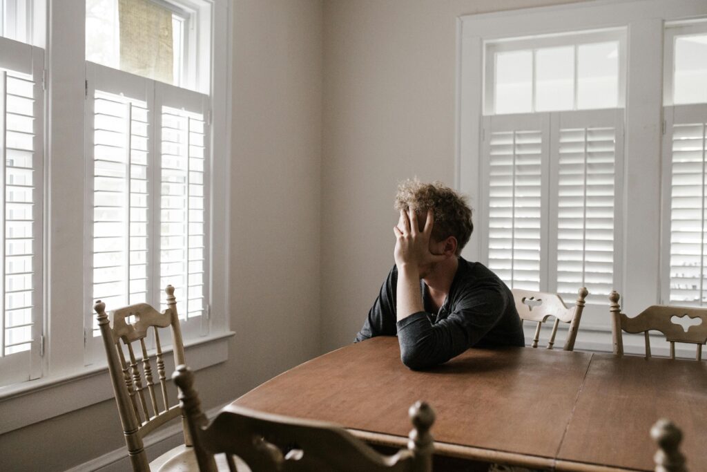 Corpo e mente não se separam: a ciência por trás da dor emocional